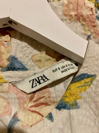Vestido Zara floral beige