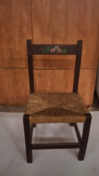 Silla antigua de madera y sisal