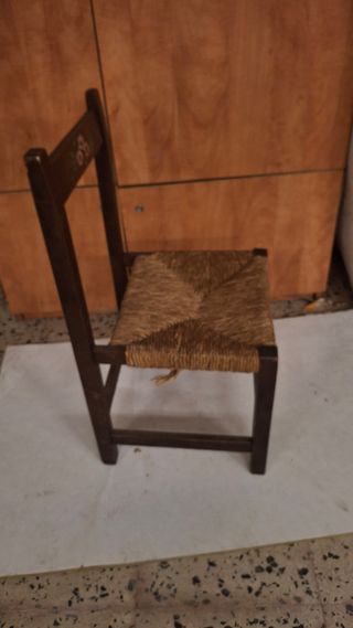 Silla antigua de madera y sisal