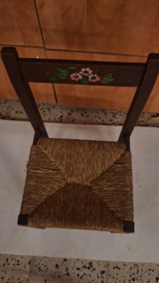 Silla antigua de madera y sisal