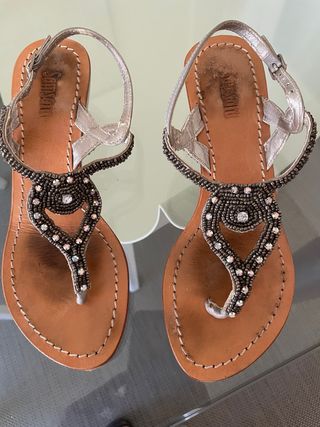 Sandalias planas plateadas con pedrería