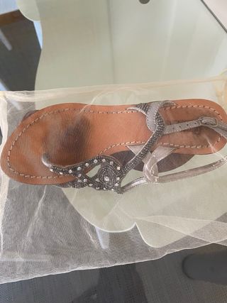 Sandalias planas plateadas con pedrería