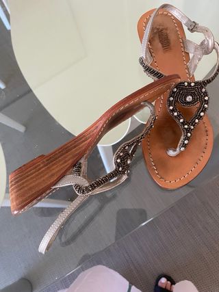 Sandalias planas plateadas con pedrería