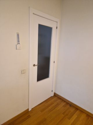 Puerta blanca maciza con cristal