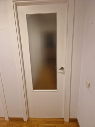 Puerta blanca maciza con cristal