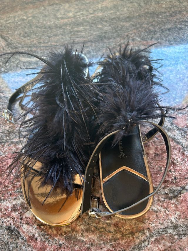 Sandalias Stradivarius negras-doradas