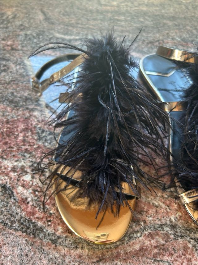 Sandalias Stradivarius negras-doradas