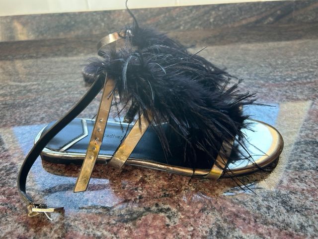 Sandalias Stradivarius negras-doradas