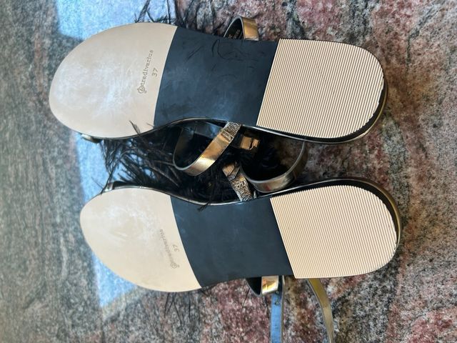 Sandalias Stradivarius negras-doradas