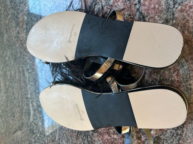 Sandalias Stradivarius negras-doradas