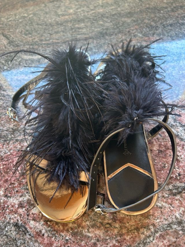 Sandalias Stradivarius negras-doradas
