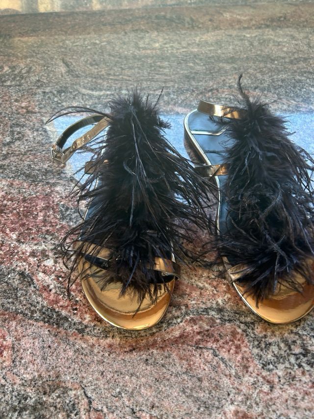 Sandalias Stradivarius negras-doradas