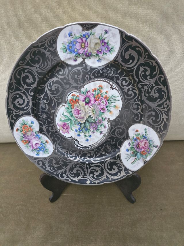 Plato Santa Clara porcelana antigua con pie gris