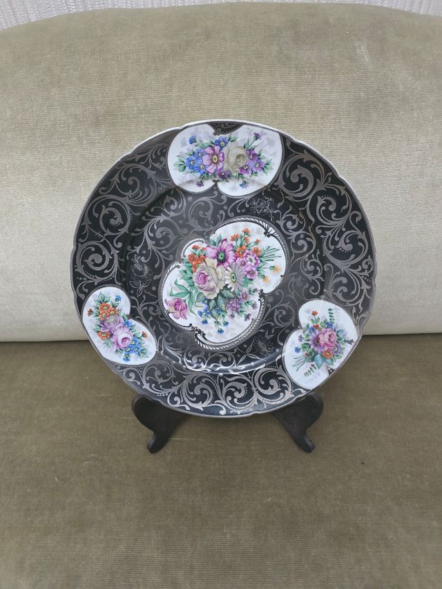 Plato Santa Clara porcelana antigua con pie gris