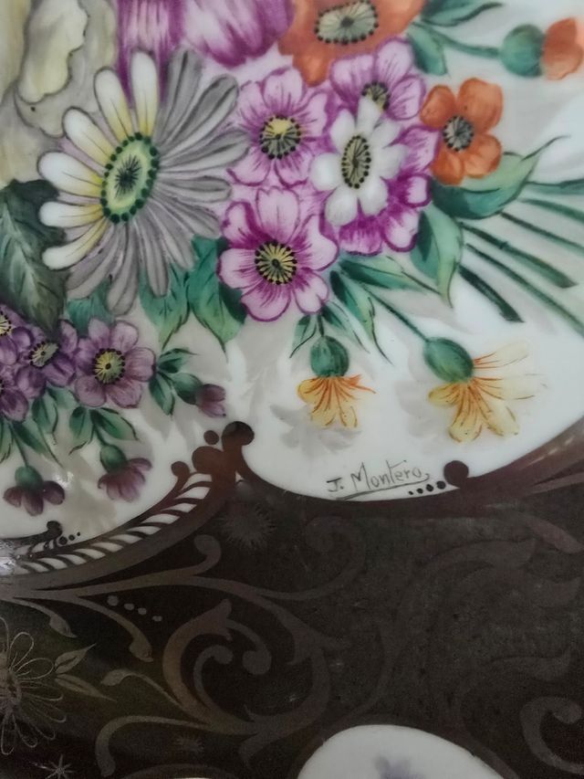 Plato Santa Clara porcelana antigua con pie gris