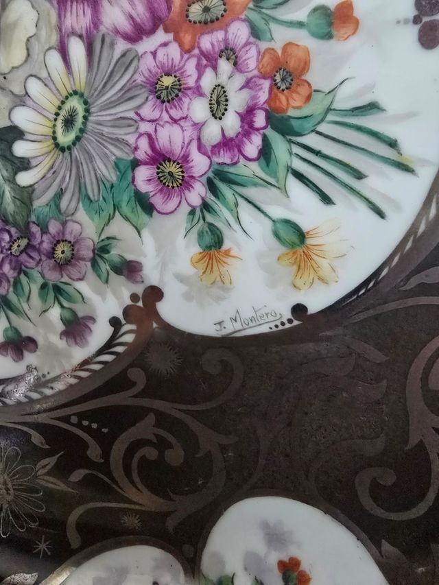 Plato Santa Clara porcelana antigua con pie gris