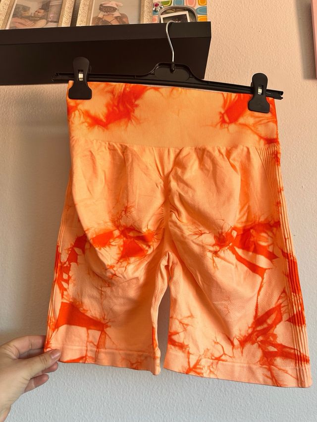 Shorts deportivos tie-dye naranja