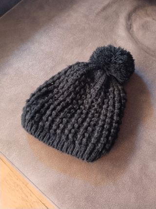 Gorro negro con borla