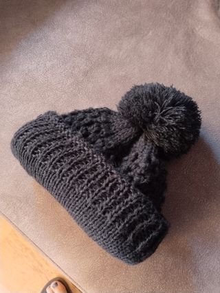Gorro negro con borla