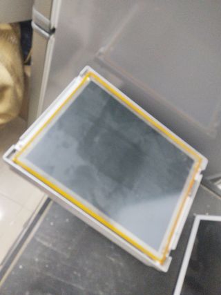 Pantalla PC gris y blanca y panel de regalo 
