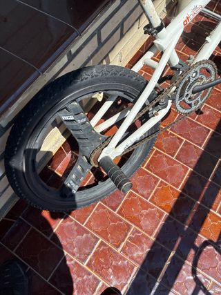 BMX blanca - Bicicleta usada.   
