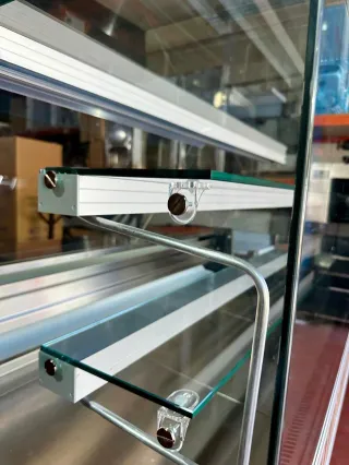 VITRINA EXPOSITORA L UZ LED INCLUIDA