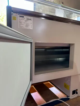 VITRINA EXPOSITORA L UZ LED INCLUIDA