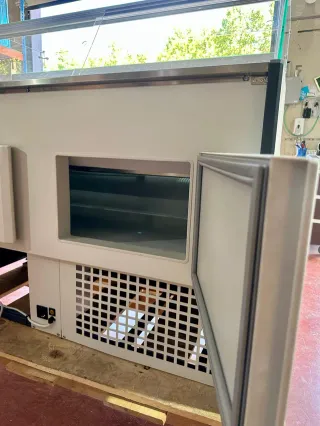 VITRINA EXPOSITORA L UZ LED INCLUIDA