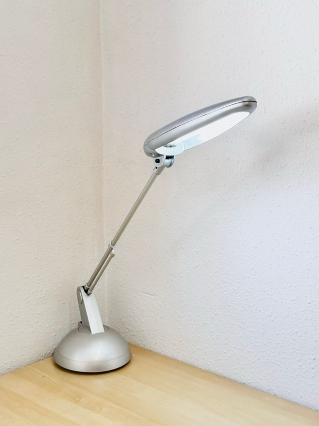 Lampara escritorio diseño futurista