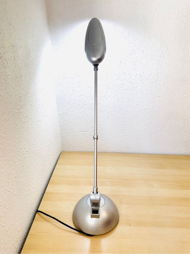 Lampara escritorio diseño futurista