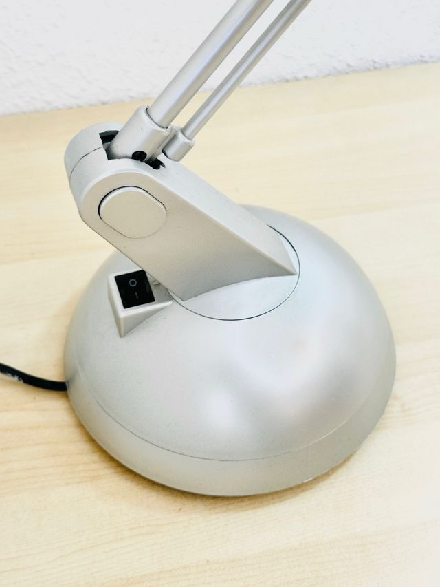 Lampara escritorio diseño futurista