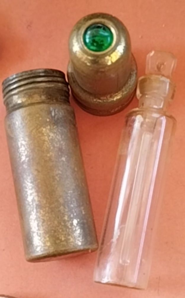 Antiguo perfumero metálico