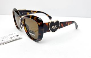 No son gafas. Son una indirecta con forma de gafas