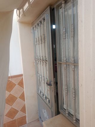 Puerta metálica exterior