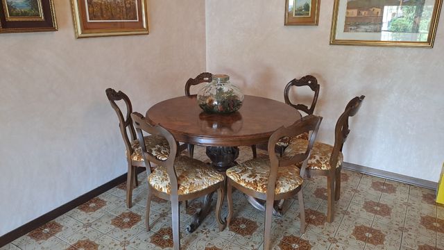 Tavolo e 6 sedie in legno