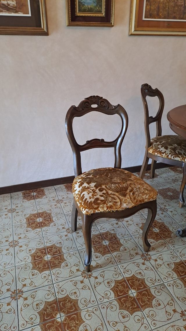 Tavolo e 6 sedie in legno