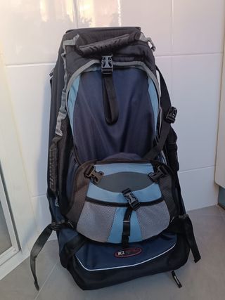 Mochila montaña y paseo azul-negra. 73 cm x 42 cm.