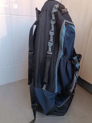 Mochila montaña y paseo azul-negra. 73 cm x 42 cm.