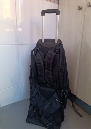 Mochila montaña y paseo azul-negra. 73 cm x 42 cm.