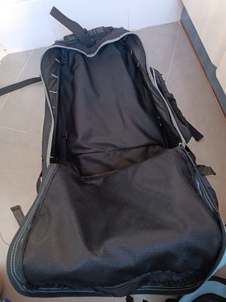 Mochila montaña y paseo azul-negra. 73 cm x 42 cm.