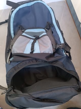 Mochila montaña y paseo azul-negra. 73 cm x 42 cm.