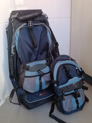 Mochila montaña y paseo azul-negra. 73 cm x 42 cm.