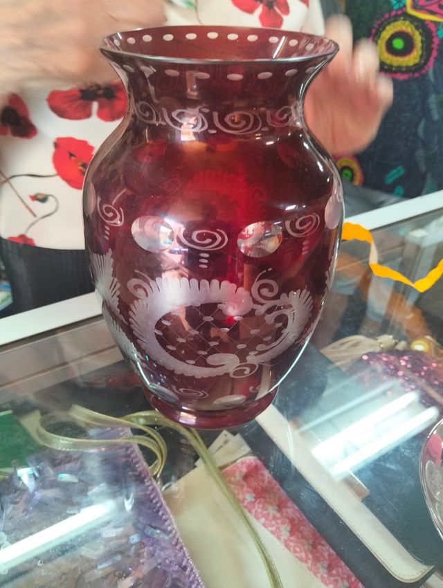 Bonito Jarrón Egermann rojo rubi tallado