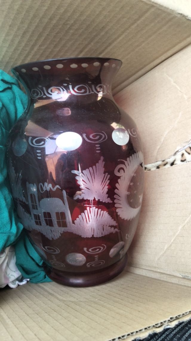 Bonito Jarrón Egermann rojo rubi tallado