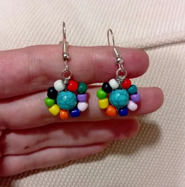 Diferentes pendientes con flores