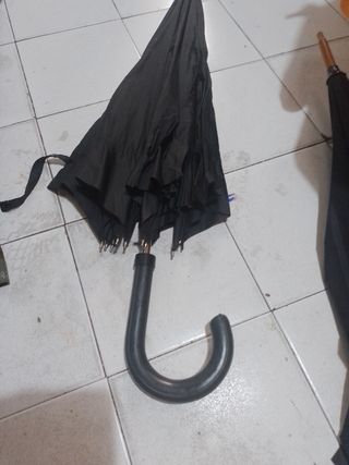 3 Paraguas
 1  Villanueva - verde
  2  negros   vi