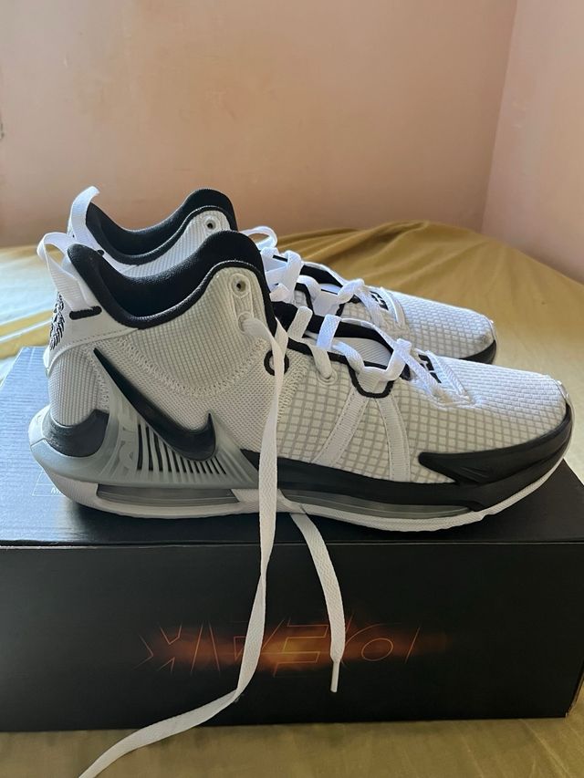 Zapatillas Nike LeBron blancas y negras