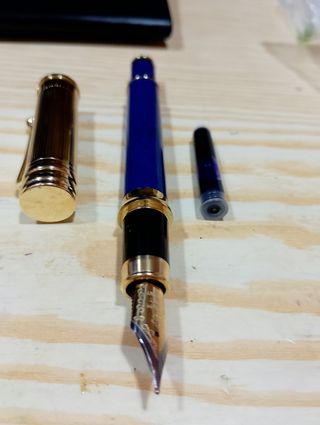 Pluma estilográfica azul y dorada