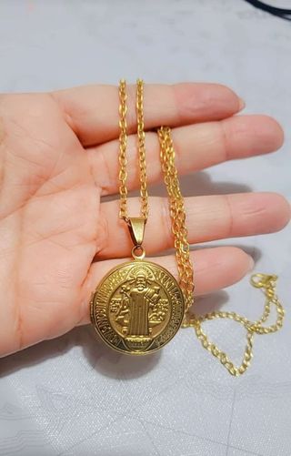 Collar dorado con dije