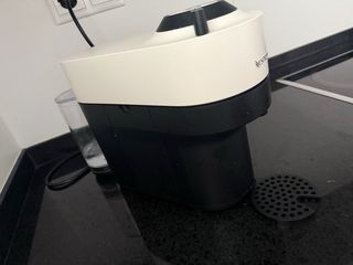 Cafetera Nespresso color blanco. Poco uso